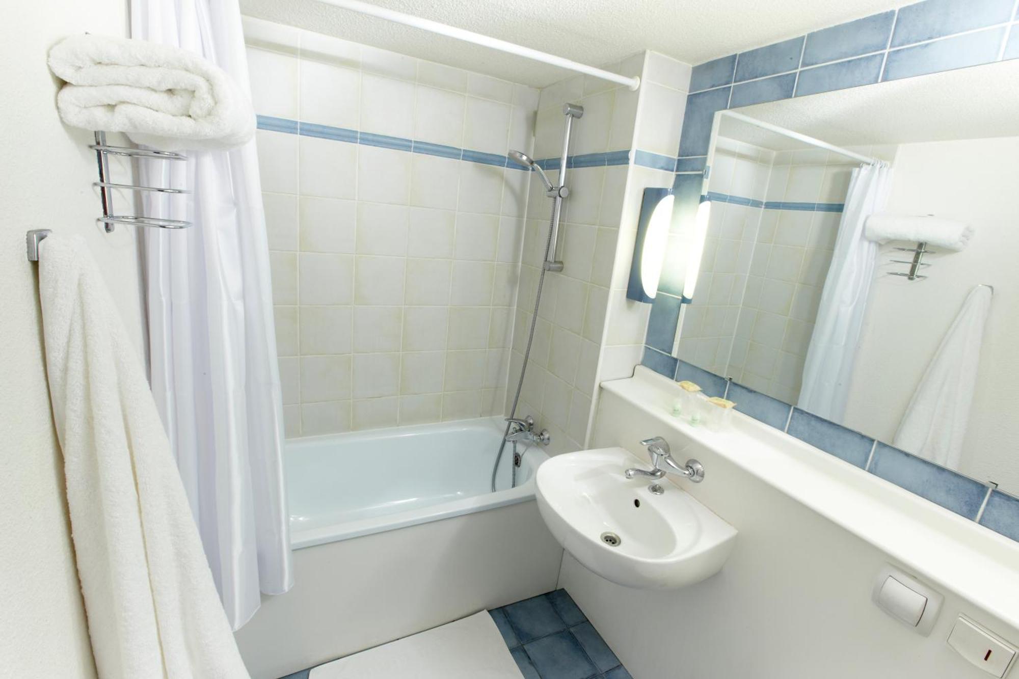 Hotel Campanile Cholet Esterno foto